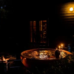 Weltevree Dutchtub Original Houtgestookte Hottub - 4 Personen - Oranje -OASE Winkel dutchtub by night 2