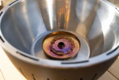 LotusGrill Classic Houtskoolbarbecue - Groen -OASE Winkel lotusgrill binnenkant pitje 1