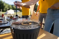 LotusGrill XL Hybrid Houtskoolbarbecue - Rood -OASE Winkel lotusgrill in gebruik hamburger 3 1