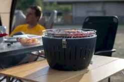 LotusGrill Classic Houtskoolbarbecue - Zwart -OASE Winkel lotusgrill in gebruik met toppy shirtje 2 2