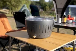 LotusGrill Classic Houtskoolbarbecue - Zwart -OASE Winkel lotusgrill in zon op tafel 1