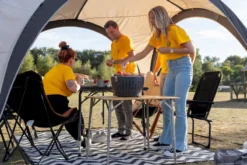 LotusGrill XL Hybrid Houtskoolbarbecue - Groen -OASE Winkel sfeerfoto met meerdere shirtjes