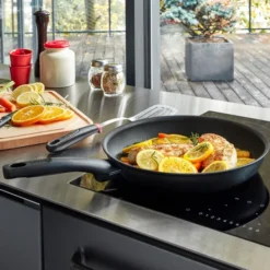 Tefal Titanium Fusion Koekenpan - Ø 24 Cm -OASE Winkel tefal titanium fusion koekenpan sfeerfoto 1